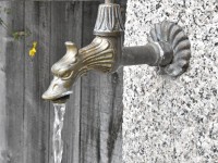 De Drache schpözt Wasser ke Füür